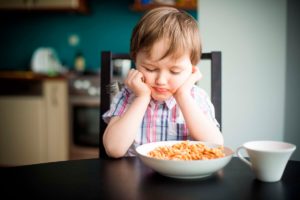 Niño con plato de comida - Fondo de Garantía del Pago de Alimentos