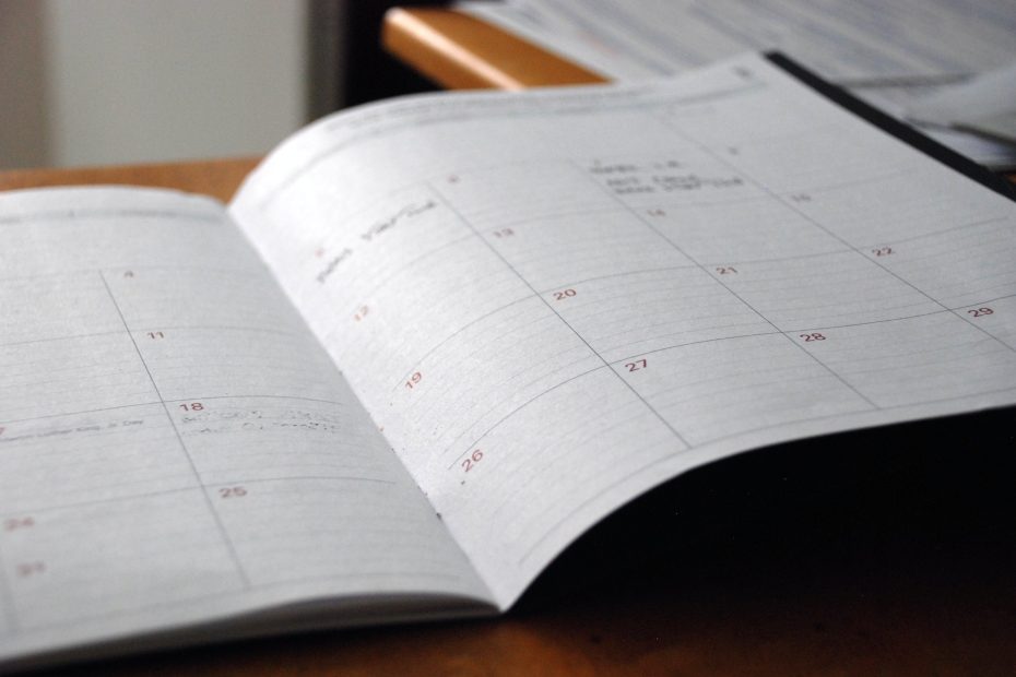 Cuaderno con calendario en blanco