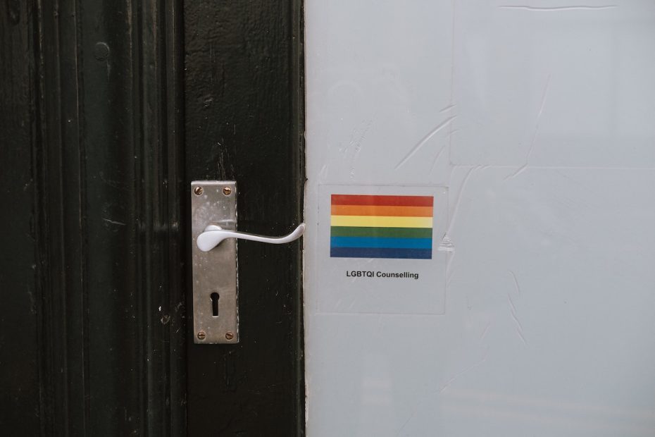 Logo LGBT junto a puerta
