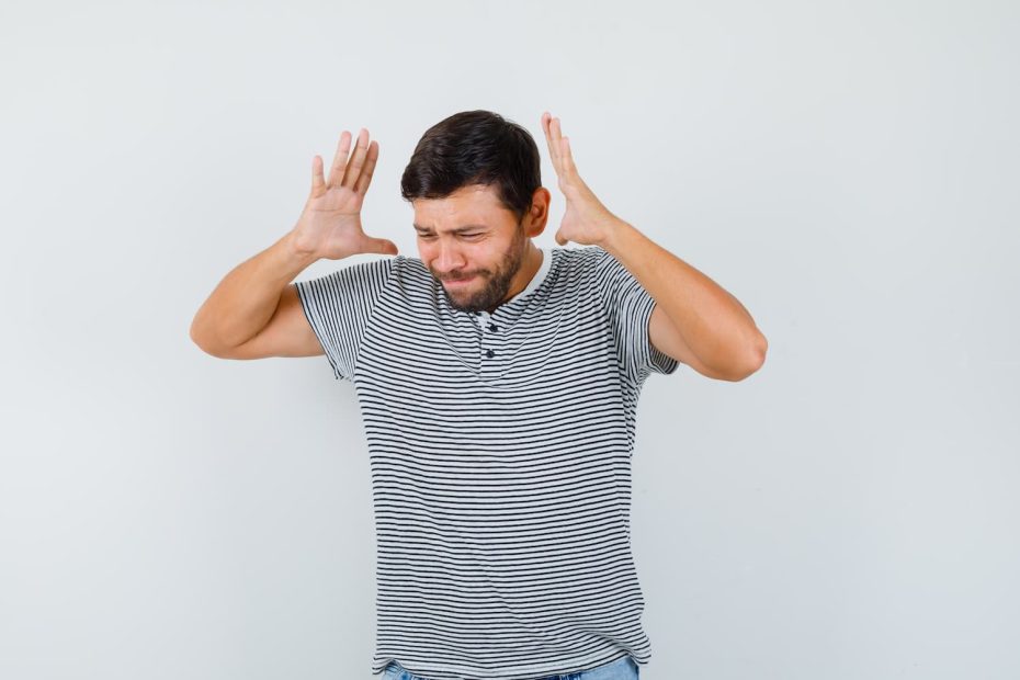 Hombre tapándose los oídos - Acción de cesación por actividades molestas