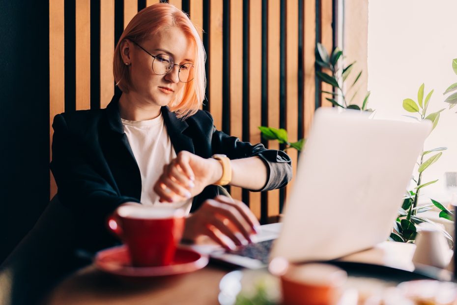 Trabajadora mira el reloj cuando acaba su jornada de manera reducida.