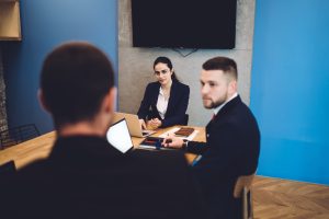 reunión de personascon rostro serio